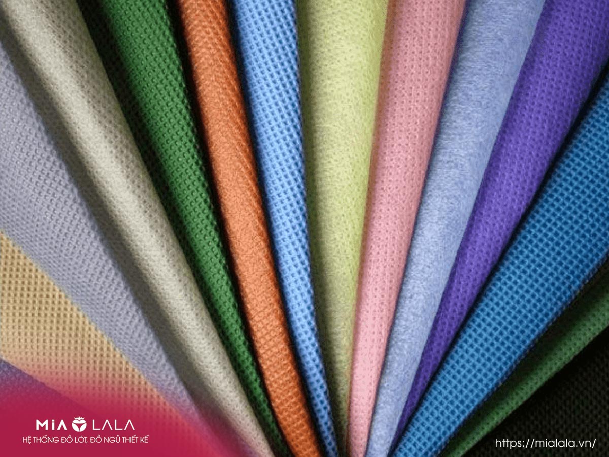 Vải thun mè thường được làm từ sợi bông hoặc sợi tổng hợp như polyester