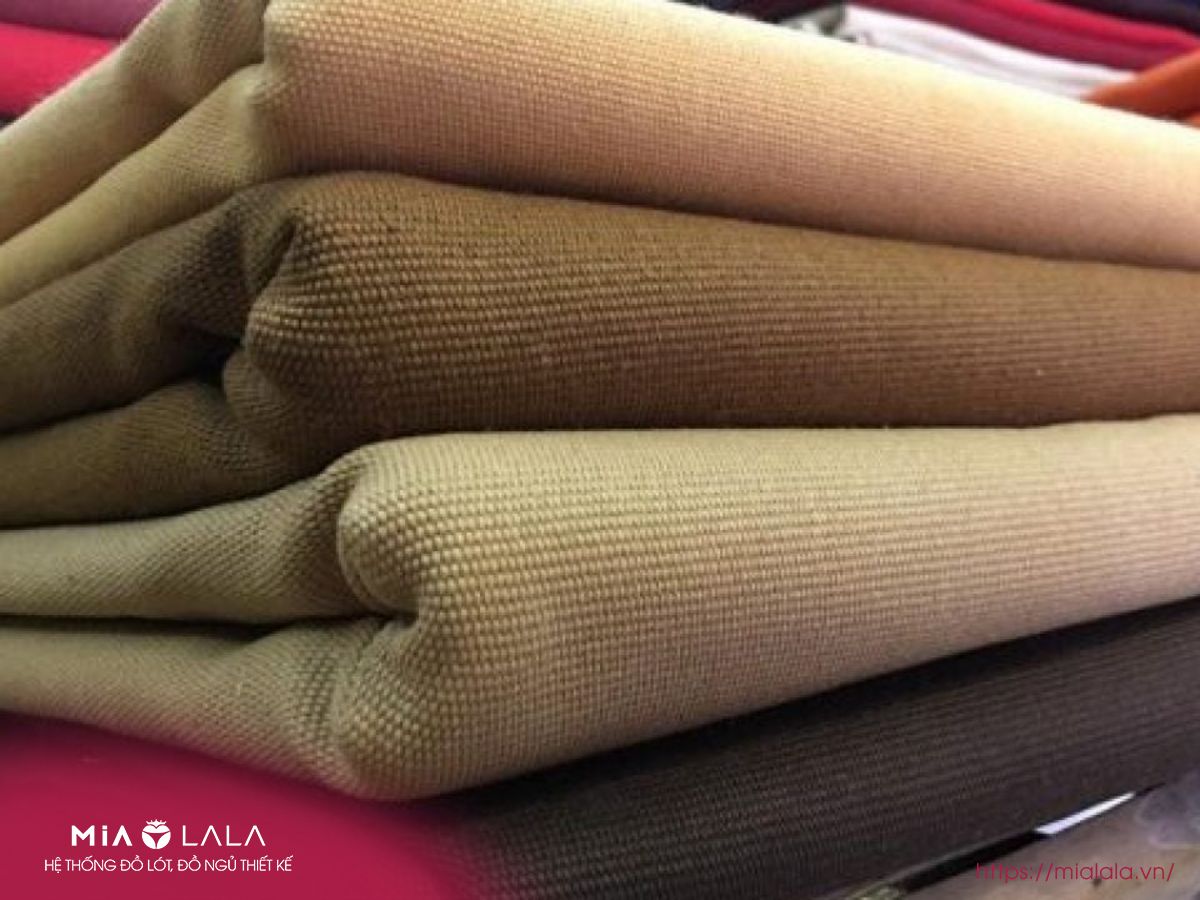 Vải toan là phụ kiện để trang trí nội thất, như làm rèm cửa, bọc ghế, vỏ gối hoặc vỏ bọc tường