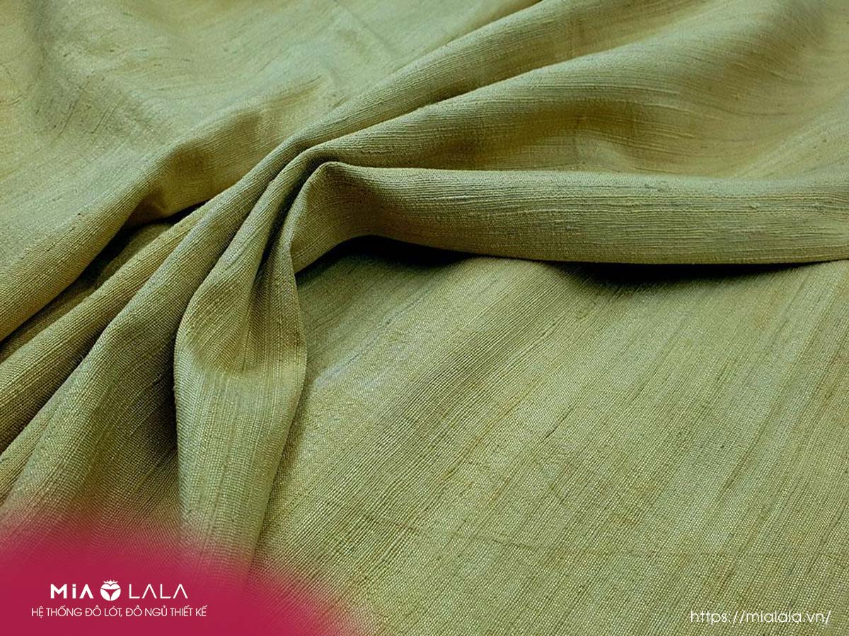 Đũi lụa là chất liệu được sản xuất từ sợi tơ tằm với một hàm lượng nhất định