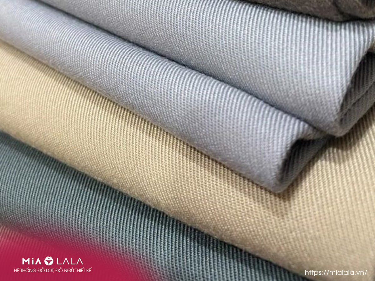 Vải kaki là chất liệu vải được dệt hoàn toàn từ cotton, hoặc cotton đan chéo với phần trăm sợi tổng hợp
