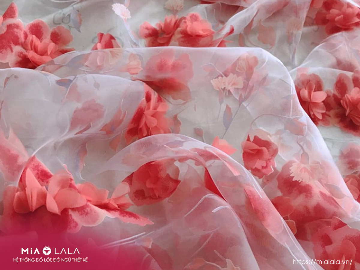 Vải voan hoa là chất vải bán trong suốt khơi gợi cảm giác tinh tế và hết sức nữ tính