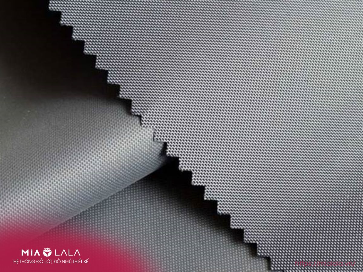 Vải Oxford là một loại vải được tạo ra từ sự kết hợp giữa polyester và cotton