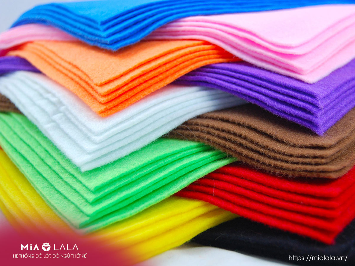 Đặc điểm nổi bật của chất vải nỉ là dễ nhuộm màu và tạo kiểu