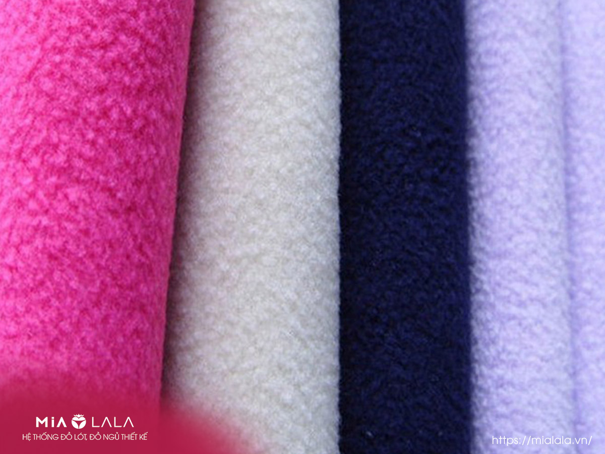 Một đặc tính của các loại vải nỉ nói chung là rất dễ nhuộm màu