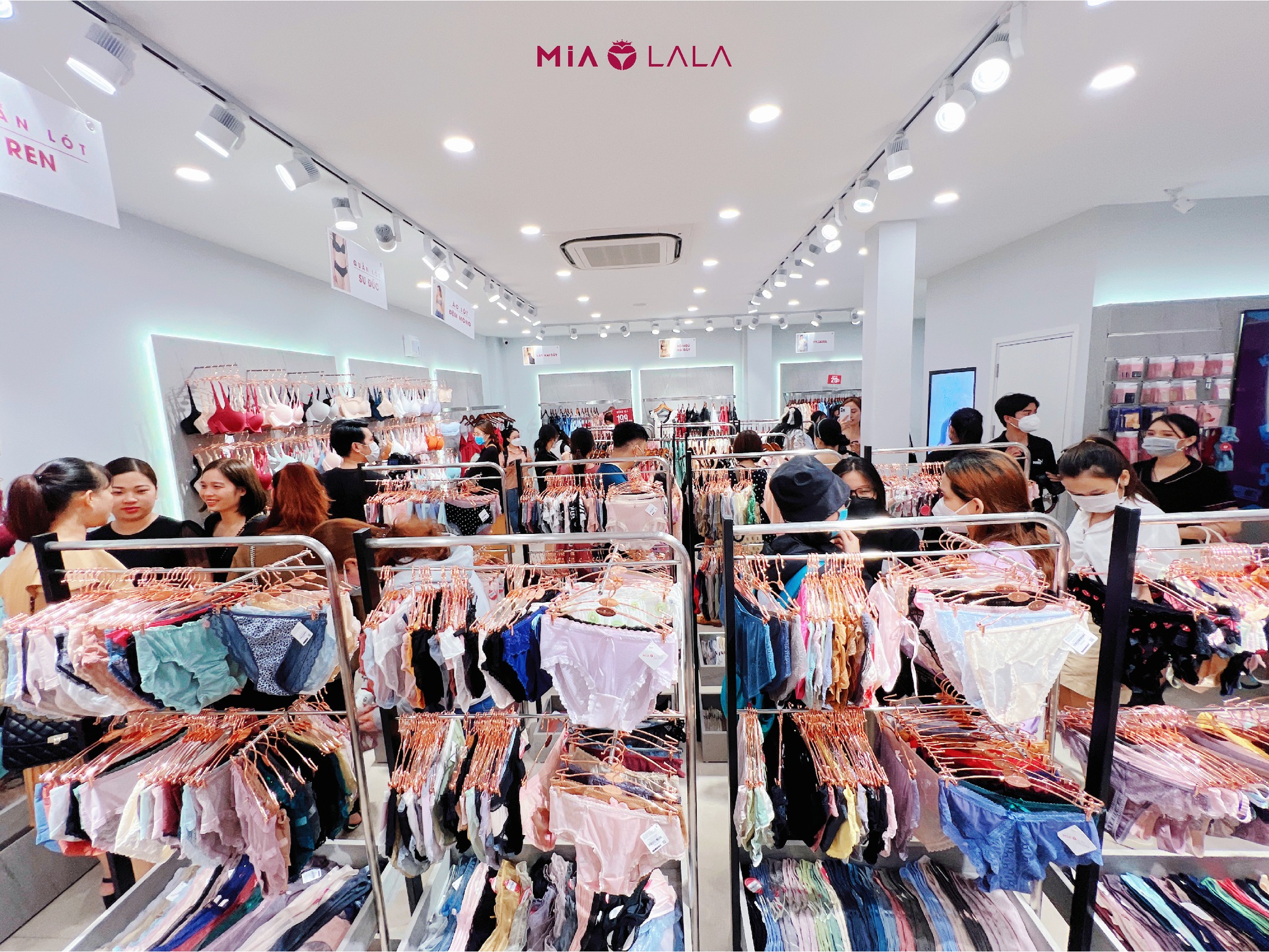 Không gian cửa hàng Mialala với đa dạng mẫu quần lót