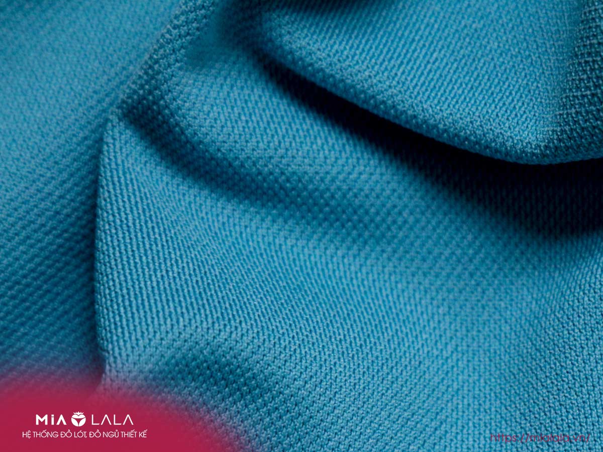  Chất liệu vải polyester có ưu điểm thoáng khí, bền bỉ và tính kháng khuẩn