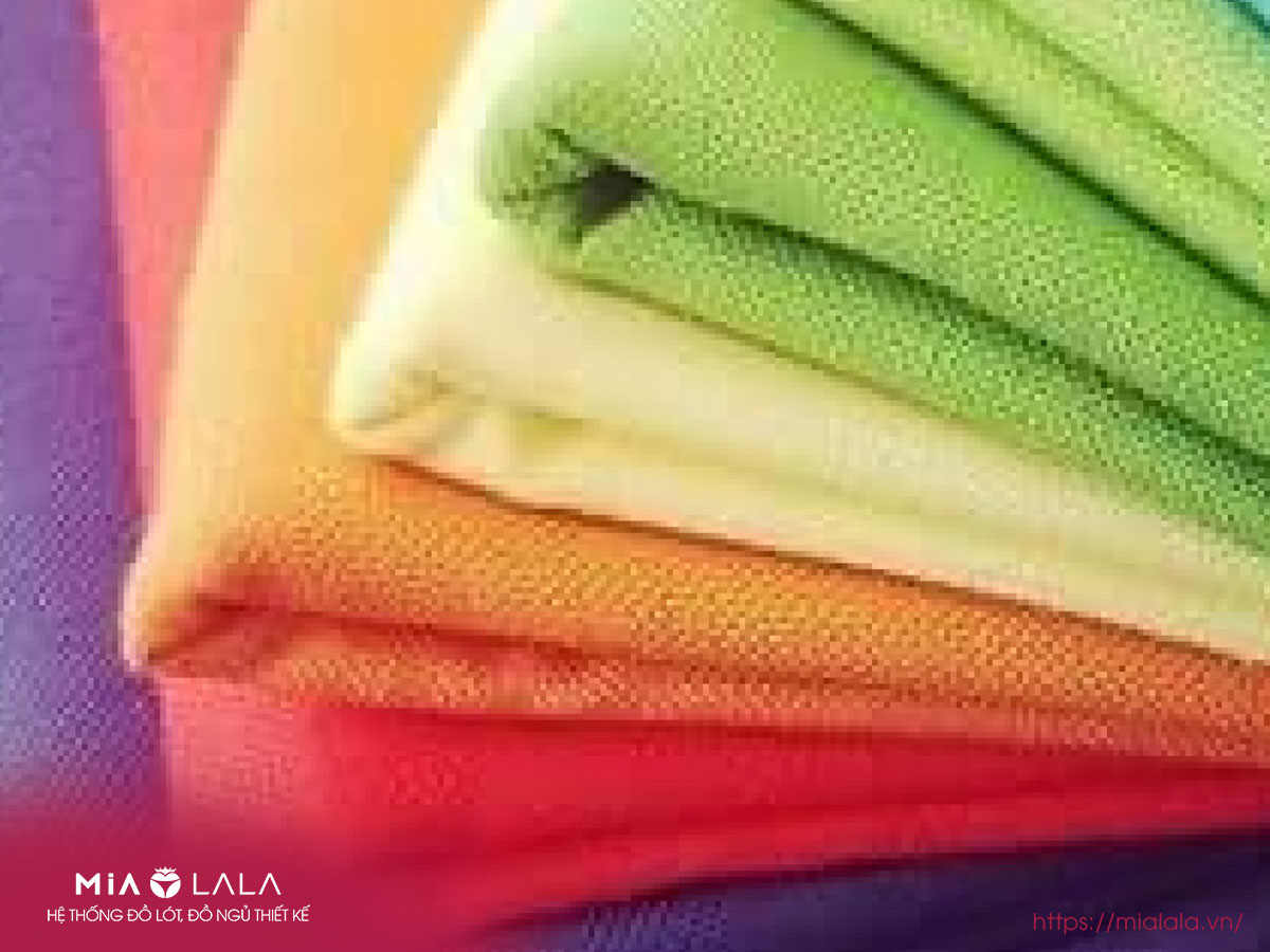 Vải sợi pha nên giặt bằng tay hoặc sử dụng chế độ giặt nhẹ trên máy giặt