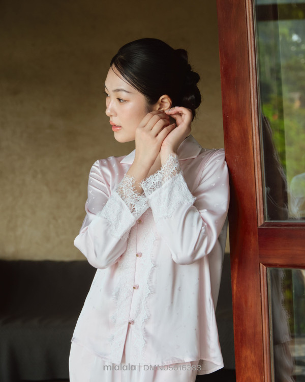 Bộ Mặc Nhà Nữ Lụa Dệt Tim Cổ Sơ Mi Phối Ren Nữ Tính Thanh Lịch