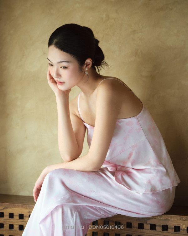 Bộ Đồ Ngủ Lụa Nữ Họa Tiết Hoa Hồng Áo Dây Có Đệm Mút Tiện Lợi Thoải Mái