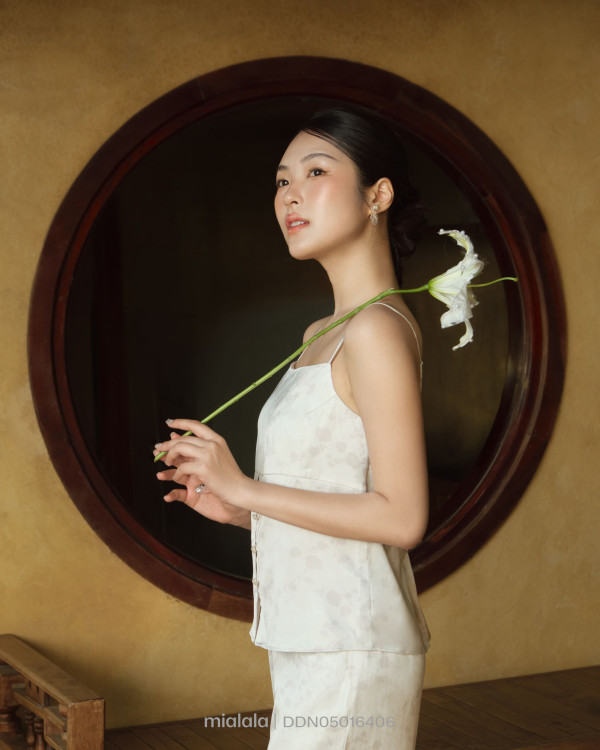 Bộ Đồ Ngủ Lụa Nữ Họa Tiết Hoa Hồng Áo Dây Có Đệm Mút Tiện Lợi Thoải Mái